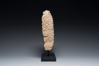 Een fijn Khmer zandstenen reli&euml;f met 'De geboorte van Brahma', Angkor periode, Cambodja, 11e eeuw
