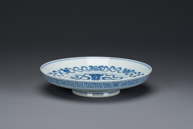 Coupe sur talon ou tazza en porcelaine de Chine en bleu et blanc &agrave; d&eacute;cor 'Bajixiang', marque et &eacute;poque de Qianlong
