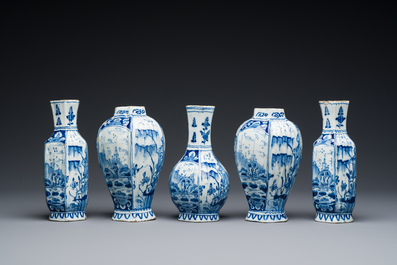 Petite garniture de cinq vases en fa&iuml;ence de Delft en bleu et blanc, 18&egrave;me