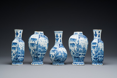 Petite garniture de cinq vases en fa&iuml;ence de Delft en bleu et blanc, 18&egrave;me