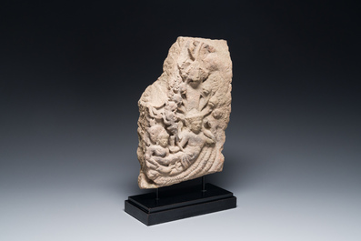 Een fijn Khmer zandstenen reli&euml;f met 'De geboorte van Brahma', Angkor periode, Cambodja, 11e eeuw