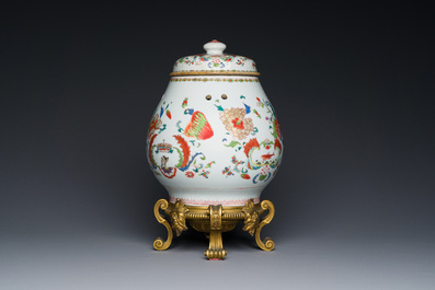 Pot-pourri et son couvercle en porcelaine de Chine famille rose &agrave; d&eacute;cor 'Pompadour' sur socle en bronze dor&eacute;, Qianlong, vers 1745