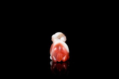 Een Chinese agaten sculptuur van een konijn, Qing
