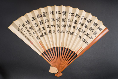 Wang Renshou 汪仁壽 (1875-1936): Eventail &agrave; d&eacute;cor d'un crabe, de chrysanth&egrave;mes et de calligraphie, encre sur papier avec bambou, dat&eacute; 1932