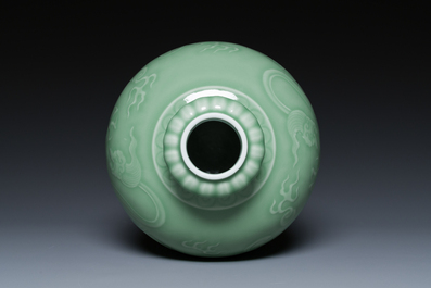 Een Chinese monochrome celadon-geglazuurde 'draken' vaas, 19e eeuw