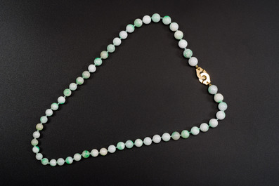 Collier en perles de jad&eacute;ite &agrave; serrure en or 18k, sign&eacute; Dinh Van, 2&egrave;me moiti&eacute; du 20&egrave;me