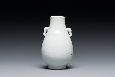 Petit vase de forme 'hu' en porcelaine blanc de Chine de Dehua aux anses en forme d'&eacute;l&eacute;phants, 18&egrave;me