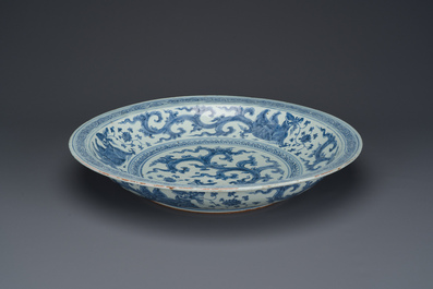 Een uitzonderlijk grote Chinese blauw-witte 'draken' schotel, Ming, 2e helft 15e eeuw