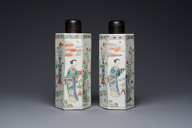 Paire de flacons de forme hexagonale en porcelaine de Chine famille verte, Kangxi