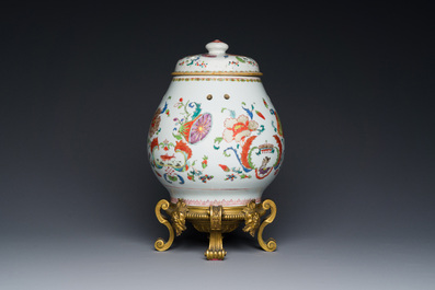 Pot-pourri et son couvercle en porcelaine de Chine famille rose &agrave; d&eacute;cor 'Pompadour' sur socle en bronze dor&eacute;, Qianlong, vers 1745