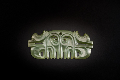 Pendentif en jade vert &eacute;pinard de style Hongshan, Chine, Qing