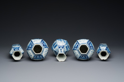Petite garniture de cinq vases en fa&iuml;ence de Delft en bleu et blanc, 18&egrave;me