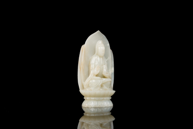 Guanyin sur tr&ocirc;ne de lotus en jade blanc sculpt&eacute;, Chine, Qing