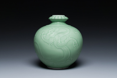 Een Chinese monochrome celadon-geglazuurde 'draken' vaas, 19e eeuw