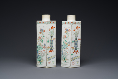 Paire de flacons de forme hexagonale en porcelaine de Chine famille verte, Kangxi