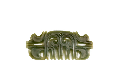 Pendentif en jade vert &eacute;pinard de style Hongshan, Chine, Qing