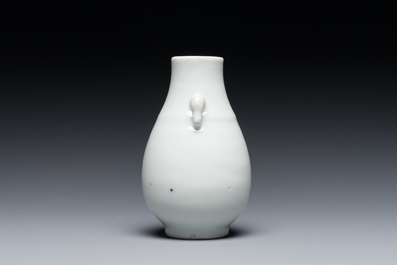 Petit vase de forme 'hu' en porcelaine blanc de Chine de Dehua aux anses en forme d'&eacute;l&eacute;phants, 18&egrave;me