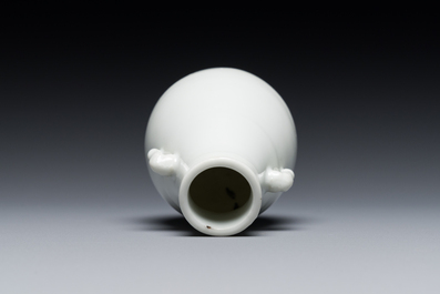 Petit vase de forme 'hu' en porcelaine blanc de Chine de Dehua aux anses en forme d'&eacute;l&eacute;phants, 18&egrave;me