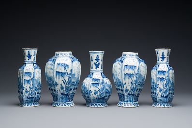 Petite garniture de cinq vases en fa&iuml;ence de Delft en bleu et blanc, 18&egrave;me
