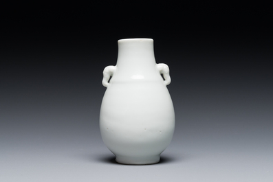 Petit vase de forme 'hu' en porcelaine blanc de Chine de Dehua aux anses en forme d'&eacute;l&eacute;phants, 18&egrave;me