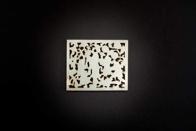 Plaque ajour&eacute;e en jade c&eacute;ladon p&acirc;le &agrave; d&eacute;cor de cinq gar&ccedil;ons jouant, Chine, Ming
