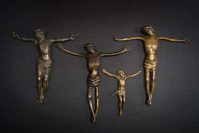 Quatre sculptures de Christ en bronze, 16/17&egrave;me