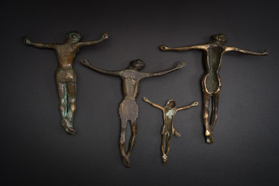 Quatre sculptures de Christ en bronze, 16/17&egrave;me