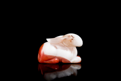 Een Chinese agaten sculptuur van een konijn, Qing