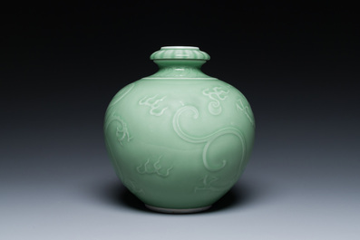 Een Chinese monochrome celadon-geglazuurde 'draken' vaas, 19e eeuw