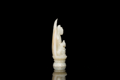 Guanyin sur tr&ocirc;ne de lotus en jade blanc sculpt&eacute;, Chine, Qing