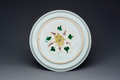 Plat en porcelaine de Chine doucai-verte &agrave; d&eacute;cor d'une visite &agrave; un dignitaire, Kangxi