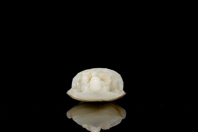 Guanyin sur tr&ocirc;ne de lotus en jade blanc sculpt&eacute;, Chine, Qing