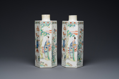 Paire de flacons de forme hexagonale en porcelaine de Chine famille verte, Kangxi