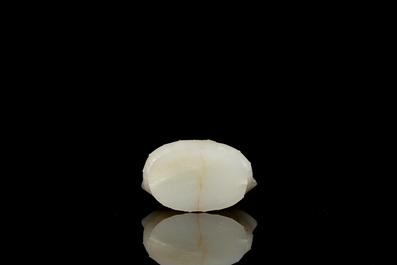 Guanyin sur tr&ocirc;ne de lotus en jade blanc sculpt&eacute;, Chine, Qing
