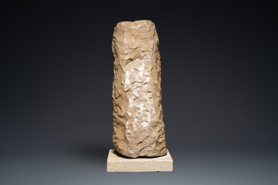 St&egrave;le figurant Jain Thirtankara Parshvanatha debout en gr&egrave;s rouge, Inde, &eacute;poque Pala, 11&egrave;me si&egrave;cle