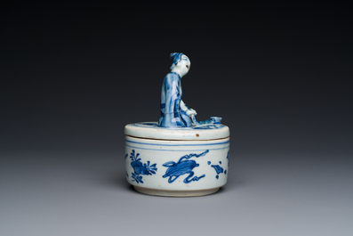 Een Chinese blauw-witte ko-sometsuke wierookbrander voor de Japanse markt met een pijproker op het deksel, Transitie periode