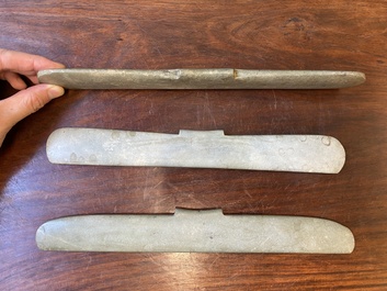 Trois pendentifs archa&iuml;ques en jade calcifi&eacute;, Chine, probablement culture de Liangzhu