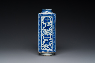 Vase de forme 'cong' en porcelaine de Chine en bleu et blanc &agrave; d&eacute;cor de grues et de trigrammes, Jiajing/Wanli