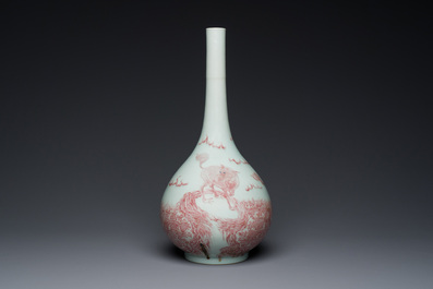 Vase de forme bouteille en porcelaine de Chine &agrave; d&eacute;cor de qilins en rouge de cuivre, Qianlong