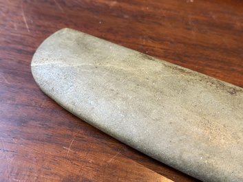 Trois pendentifs archa&iuml;ques en jade calcifi&eacute;, Chine, probablement culture de Liangzhu