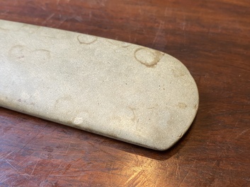 Trois pendentifs archa&iuml;ques en jade calcifi&eacute;, Chine, probablement culture de Liangzhu