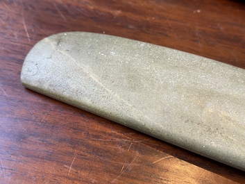 Trois pendentifs archa&iuml;ques en jade calcifi&eacute;, Chine, probablement culture de Liangzhu