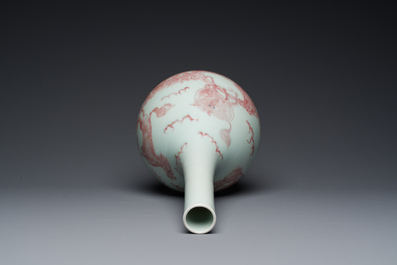 Vase de forme bouteille en porcelaine de Chine &agrave; d&eacute;cor de qilins en rouge de cuivre, Qianlong