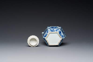 Kendi de forme hexagonale et son couvercle en porcelaine de Chine en bleu et blanc, Kangxi