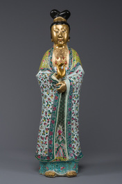 Importante sculpture de Guanyin en porcelaine de Chine famille rose, marque en creux Li Fu Xing Hao 李福興號, 19&egrave;me