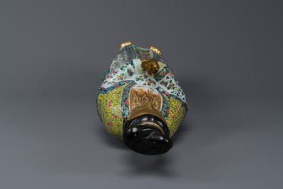 Importante sculpture de Guanyin en porcelaine de Chine famille rose, marque en creux Li Fu Xing Hao 李福興號, 19&egrave;me
