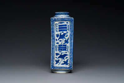 Vase de forme 'cong' en porcelaine de Chine en bleu et blanc &agrave; d&eacute;cor de grues et de trigrammes, Jiajing/Wanli