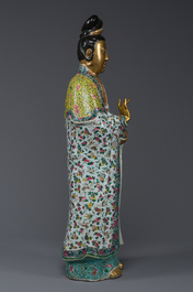 Importante sculpture de Guanyin en porcelaine de Chine famille rose, marque en creux Li Fu Xing Hao 李福興號, 19&egrave;me