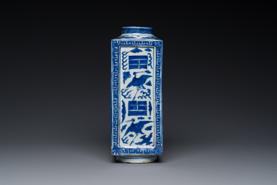 Vase de forme 'cong' en porcelaine de Chine en bleu et blanc &agrave; d&eacute;cor de grues et de trigrammes, Jiajing/Wanli