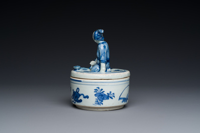 Een Chinese blauw-witte ko-sometsuke wierookbrander voor de Japanse markt met een pijproker op het deksel, Transitie periode